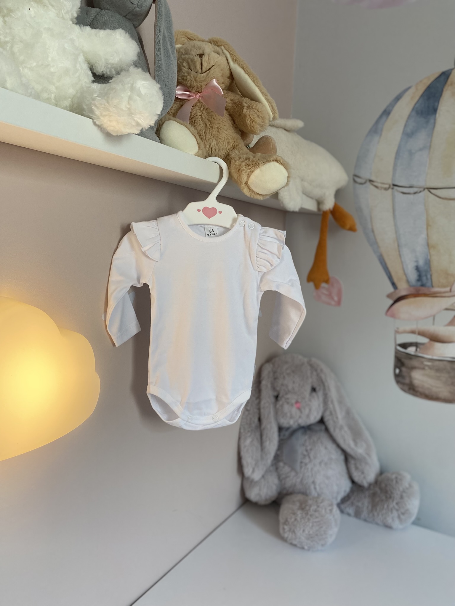 Eleganckie body niemowlęce - z falbankami na ramionach